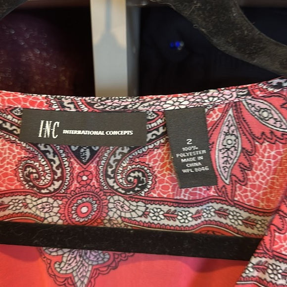 I.N.C. coral/black/white print elastic waistband vneck stud detail tunic size 2 - Picture 3 of 4